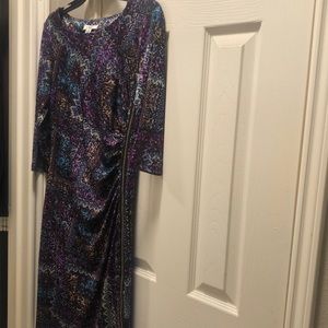 Women’s Size Small Dress w/small gold chain detail